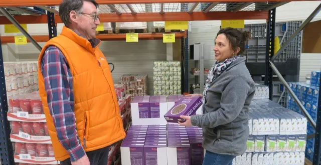 photo  dominique bousser et lucie rioul-robert, responsables de la banque alimentaire, mettent tout en œuvre, aux côtés des bénévoles, pour pallier la précarité qui augmente.  &copy;  ouest-france 