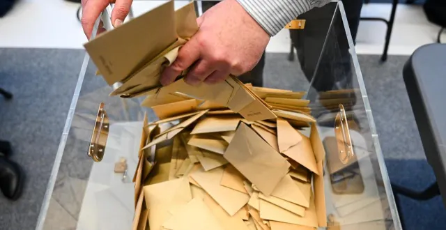 photo  une urne est ouverte dimanche 22 mars 2026 à rennes (ille-et-vilaine) pour comptabiliser les bulletins au second tour des élections municipales.  &copy;  photo elsa rancel / ouest-france 