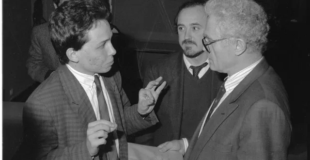 photo  angers, le 13 novembre 1989. lionel jospin, alors ministre de l’éducation nationale, inaugure la bibliothèque de l’université de belle-beille. il est interpellé par un jeune étudiant de l’unef qui deviendra maire d’angers, frédéric béatse (alors 19 ans).  &copy;  archives co 