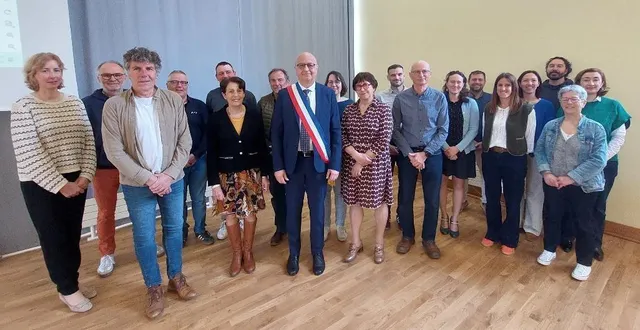 photo  marc richet, le nouveau maire élu, entouré de ses quatre adjoints et des conseillers municipaux.  &copy;  co 