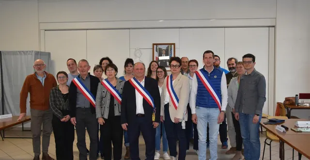 photo  vincent moreau, au centre, et l’ensemble des élus.  &copy;  le maine libre 