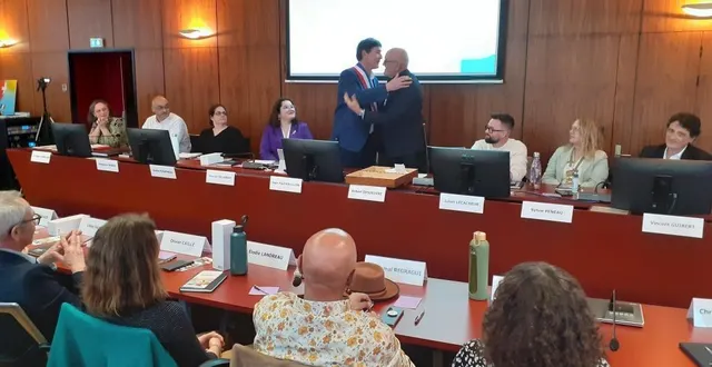 photo  vendredi 20 mars 2026, robert desœuvre, doyen des conseillers municipaux, a remis l’écharpe à jean-paul pavillon.  &copy;  ouest-france 