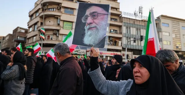 photo  des fidèles pleurent la mort du guide suprême ali khamenei, à téhéran (iran), le 1er mars 2026, au lendemain de sa mort dans une frappe, lors d’une opération coordonnée par les états-unis et israël.  &copy;  photo : atta kenare / afp 