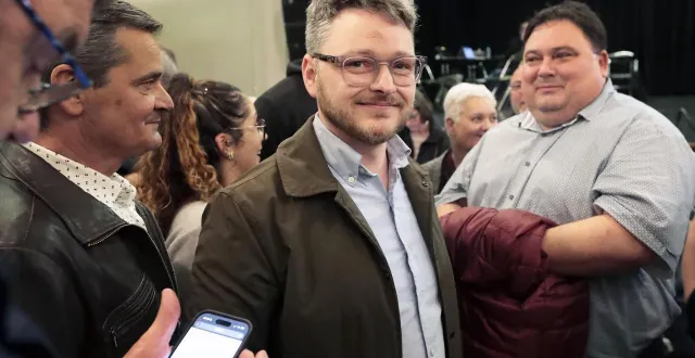 photo  ryan lequien au milieu de ses soutiens, lors de sa victoire dimanche soir à melle.  &copy;  co - benoit felace 