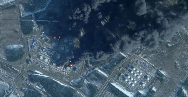 photo  cette image satellite datée du 23 mars 2026 montre de la fumée s’élevant du terminal pétrolier russe de primorsk, principal port de chargement russe de la mer baltique, après une attaque de drone revendiquée par l’ukraine.  &copy;  afp photo / (c) 2026 planet labs pbc 