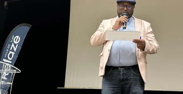 photo  trélazé, salle aragon, dimanche 22 mars. le maire sortant, lamine naham, a été réélu maire de trélazé. il a procédé lui-même à la proclamation des résultats.  &copy;  co- fabienne supiot 