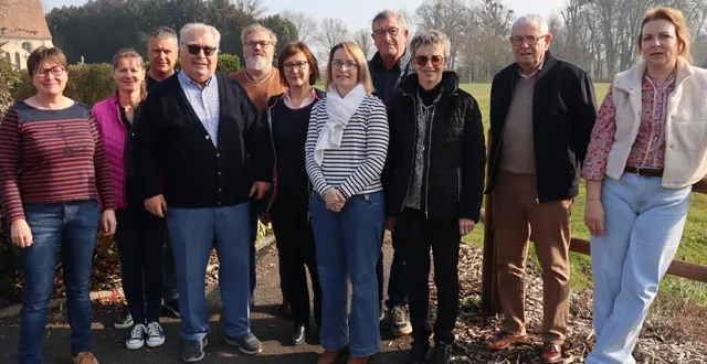 photo  roger ruppert porte des lunettes de soleil, tout comme régine jacqueline. à la droite et derrière cette dernière, se trouve patrick bourdoiseau.  &copy;  ouest-france 