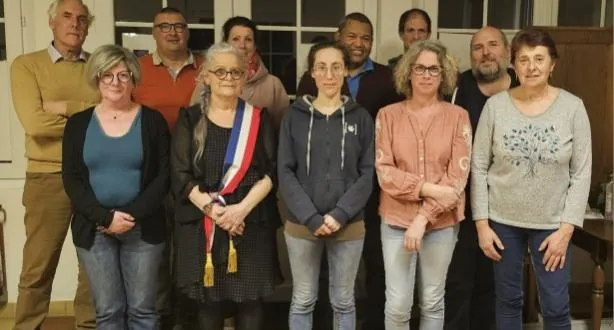 photo  christine pommier (avec l’écharpe tricolore) lors de l’installation du conseil municipal de saint-hilaire-de-briouze.  &copy;  photo transmise par christine pommier 