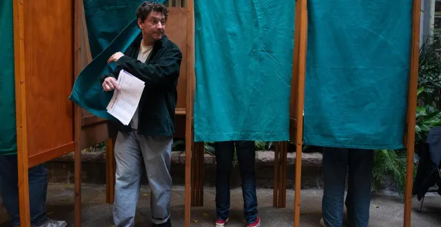 photo  une personne sort de l’isoloir à l’occasion du second tour des élections municipales, à saint-brieuc, le 22 mars 2026.  &copy;  elsa rancel / ouest-france 