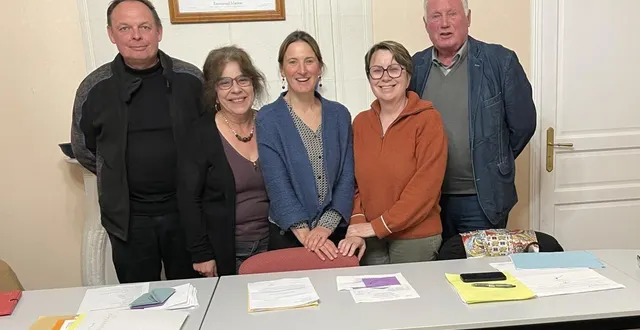 photo  natacha longeray, maire, entourée de ses adjoints  &copy;  le maine libre 