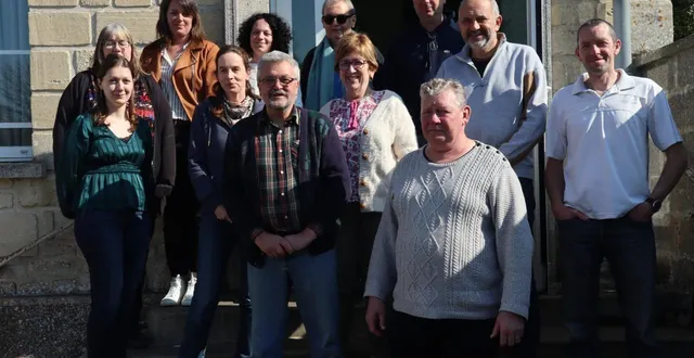 photo  jacques leseur porte une chemise et des lunettes. virginie bizart se trouve derrière lui et à sa droite. fabien debons s’est placé en haut des marches.  &copy;  ouest-france 