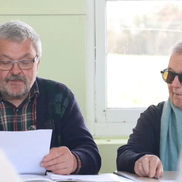 photo jacques leseur (à gauche) succède à hubert séjourné comme maire de rônai.  ©  ouest-france