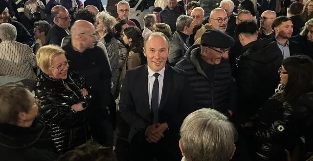 photo  benoît nicolardot au milieu de la foule, quelques instants après l’annonce des résultats du second tour des élections municipales, dimanche 22 mars 2026, à sablé-sur-sarthe.  &copy;  ouest-france 