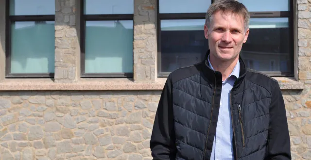 photo  olivier lefeuvre, nouveau maire de donges (loire-atlantique), le 23 mars 2026, devant l’hôtel de ville.  &copy;  ouest-france 