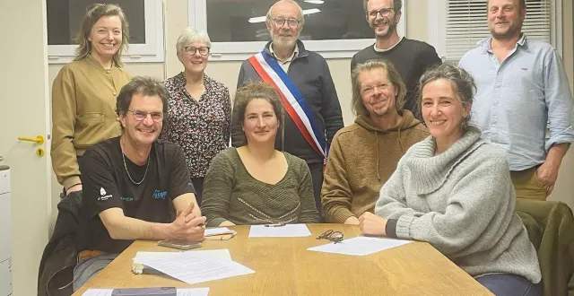 photo  les neuf élus de la liste de pierre madeline étaient présents pour l’installation du conseil municipal. les deux élus de la liste menée par christèle pichard ne s’y sont pas rendus.  &copy;  photo transmise par pierre madeline 