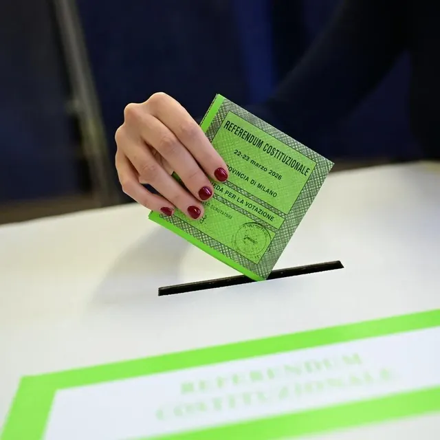 photo une électrice glisse son bulletin de vote à milan, dimanche 22 mars 2026.  ©  afp/piero cruciatti