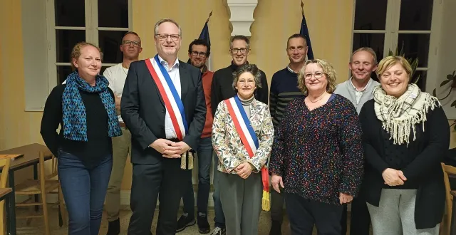 photo  au premier rang, de gauche à droite : cécile bagard-guiffard, pascal clémence, alix dauger, maire ; brigitte jagu, stéphanie lienart. au deuxième rang : franck salles, damien edeline, fabrice slawinski, christophe lefoyer, emmanuel lecamus (absente de la photo valérie robert, première adjointe).  &copy;  fournie par la mairie 