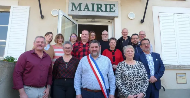 photo  olivier corbin, maire, et le nouveau conseil municipal de dollon.  &copy;  le maine libre 