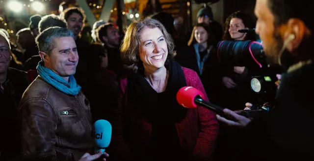 photo  laurence ruffin, candidate de l’union de la gauche soutenue par les verts et les socialistes, s’adresse à la presse devant son qg de campagne aux côtés de son frère françois ruffin, député de la somme, après son élection à la mairie de grenoble dimanche 22 mars 2026.  &copy;  benoit pavan / hans lucas via afp 