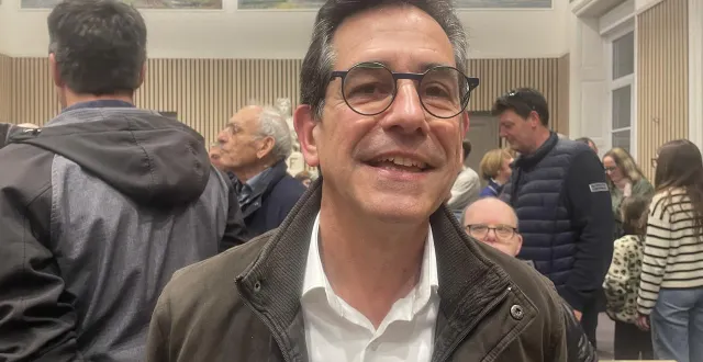 photo  laurent froger, le nouveau maire de chalonnes-sur-loire, peu après l’annonce des résultats à la mairie, dimanche 22 mars 2026.  &copy;  ouest-france 