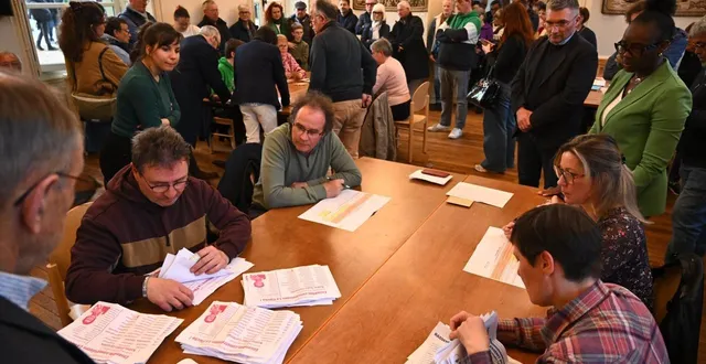 photo  les opérations de dépouillement au bureau centralisateur de l’hôtel de ville.  &copy;  le maine libre -denis lambert 