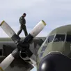 photo  un pilote marche sur l’aile d’un avion hercules c-130, le même modèle que l’appareil de l’armée de l’air colombienne qui s’est écrasé, ce lundi 23 mars, avec des militaires à son bord. photo d’illustration 