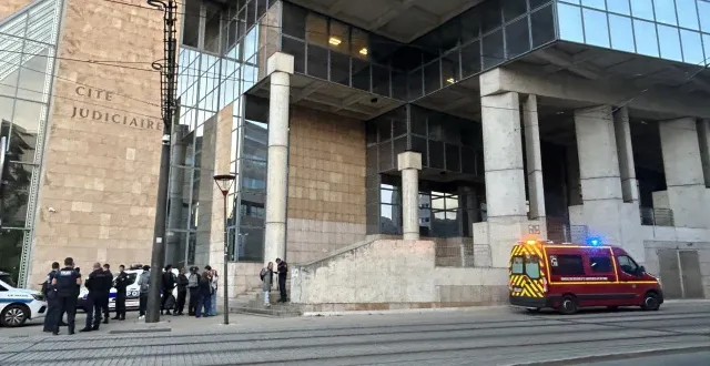 photo  le mans, lundi 23 mars 2026. une altercation aurait eu lieu devant la cité judiciaire en fin de journée.  &copy;  le maine libre 