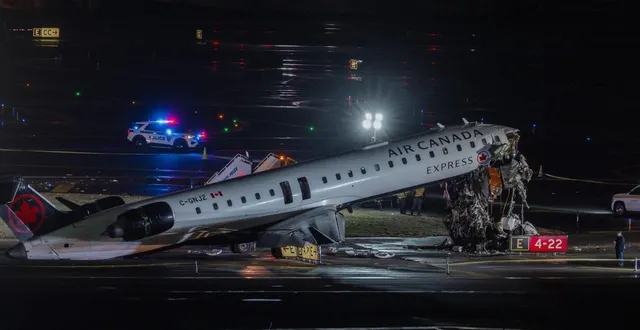 photo  l’aéroport new-yorkais de laguardia a été fermé dimanche soir par mesure d’« urgence » après une collision entre un avion et un véhicule de pompiers.  &copy;  olga fedorova / epa/maxppp 