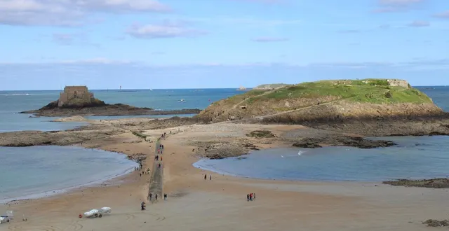 photo  le chemin permettant de rejoindre le grand-bé (à droite sur la photo), est dégagé à marée basse. il se retrouve submergé quand la mer est pleine à saint-malo. (photo d’illustration)  &copy;  archive ouest-france 