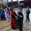 photo  les jeunes déguisés au départ d’une danse proposée par l’homme-orchestre. 
