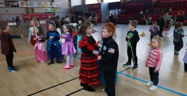 photo  les jeunes déguisés au départ d’une danse proposée par l’homme-orchestre.  &copy;  co 