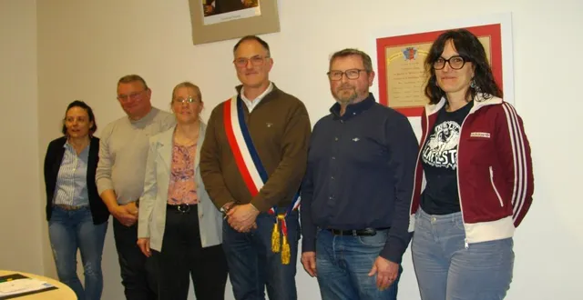 photo  de g. à dr., aurore berthelot, jean-pierre briffe, sandra guilloteau,edward buron (maire), sébastien guitton, vanessa gonnord.  &copy;  co 