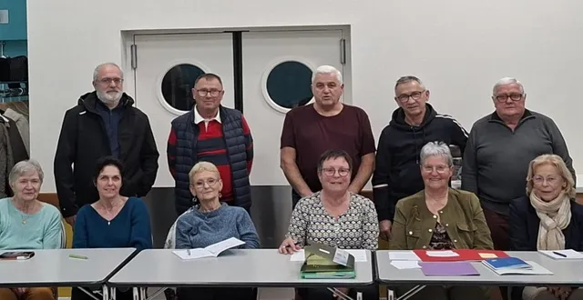 photo  line bonnevin (3e en partant de la droite, au premier rang) et le conseil d’administration préparent la vente de printemps de chauray solidarité.  &copy;  co 