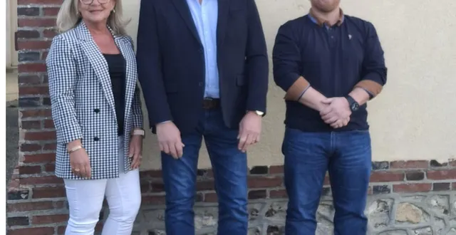 photo  de gauche à droite, isabelle rivière, deuxième adjointe, christophe chebassier, maire et guillaume paumier, premier adjoint.  &copy;  ouest-france 