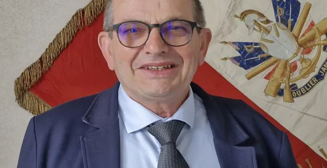 photo  pierre chivard garde le sourire après le soutien de ses colistiers et des carrougiens.  &copy;  ouest-france 