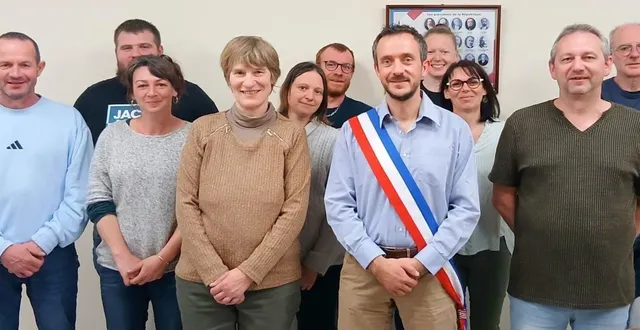 photo  les onze conseillers municipaux, avec au premier rang, au centre, le nouveau maire, charles fontaine, entouré de jérôme pouteau, premier adjoint, et marie-christine rallu, deuxième adjointe.  &copy;  ouest-france 