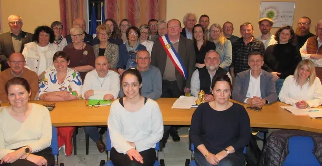 photo  gilles petit, au centre du nouveau conseil municipal, dans lequel figurent vingt-sept élus de la liste « athis-val-de-rouvre, unis pour demain » et six élus de la liste « huit comme une ».  &copy;  ouest-france 