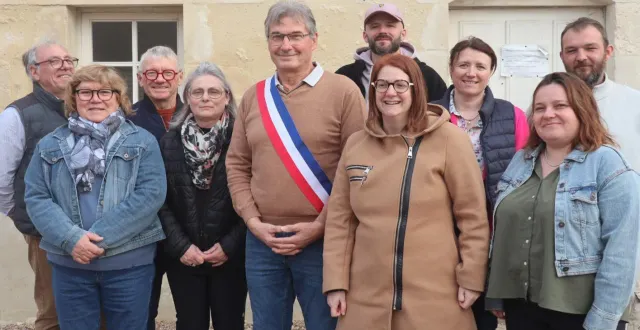 photo  joël caron (au centre) a été réélu pour un second mandat de maire.  &copy;  ouest-france 