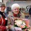 photo c’est le jour de ses 100 ans que mathilde jollivet s’est déplacée accompagnée de sa famille au bureau de vote de la mairie de chalonnes-sur-loire, dimanche. la maire sortante, marie-madeleine monnier, l’a accueillie avec un joli bouquet de fleurs pour son anniversaire. ravie d’accomplir son devoir citoyen, les fleurs dans la main droite et le bulletin de vote dans la main gauche.