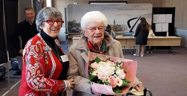 photo  c’est le jour de ses 100 ans que mathilde jollivet s’est déplacée accompagnée de sa famille au bureau de vote de la mairie de chalonnes-sur-loire, dimanche. la maire sortante, marie-madeleine monnier, l’a accueillie avec un joli bouquet de fleurs pour son anniversaire. ravie d’accomplir son devoir citoyen, les fleurs dans la main droite et le bulletin de vote dans la main gauche.  &copy;  ouest-france 