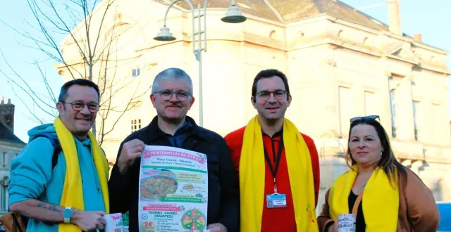 photo  régis paumier, président du comité des fêtes, tient l’affiche de l’événement, aux côtés de fabien houvet, laurent plessis et élodie stauder, membres de mamer’thon.  &copy;  le maine libre 