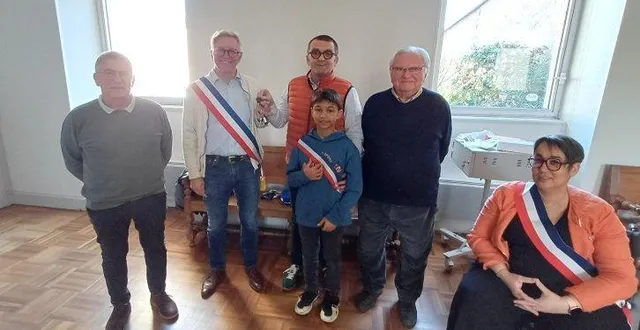 photo  de g. à d. : christian renou, ancien maire ; yves coulon, maire délégué de champ-sur-layon ; mickaël blot, maire sortant ; maurice bodineau, conseiller et maire pendant quarante-trois ans ; delphine cesbron, adjointe, et devant gabriel, conseiller municipal des jeunes.  &copy;  co 