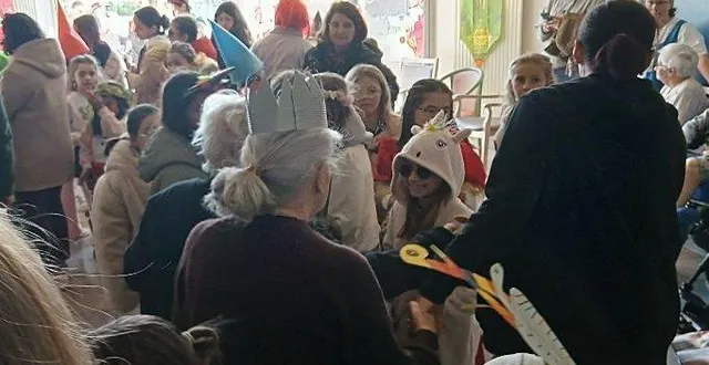 photo  la foule du défilé a envahi la salle et la terrasse de la résidence les closerons.  &copy;  co 