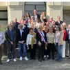 photo isabelle raimbault, la nouvelle maire de saint-barthélemy-d’anjou, entourée des membres du nouveau conseil municipal devant la mairie.