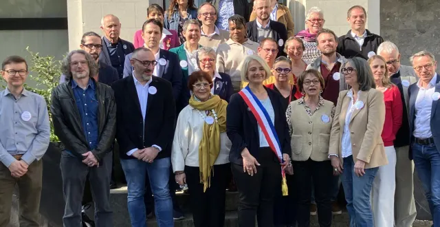 photo  isabelle raimbault, la nouvelle maire de saint-barthélemy-d’anjou, entourée des membres du nouveau conseil municipal devant la mairie.  &copy;  co 