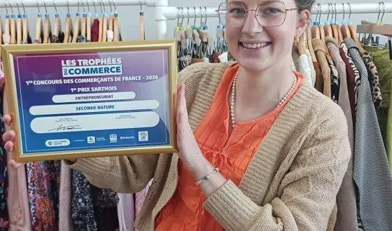 photo  coralie launay, responsable du magasin seconde nature, est lauréate du trophée des commerces décerné par la cci.  &copy;  ouest-france. 