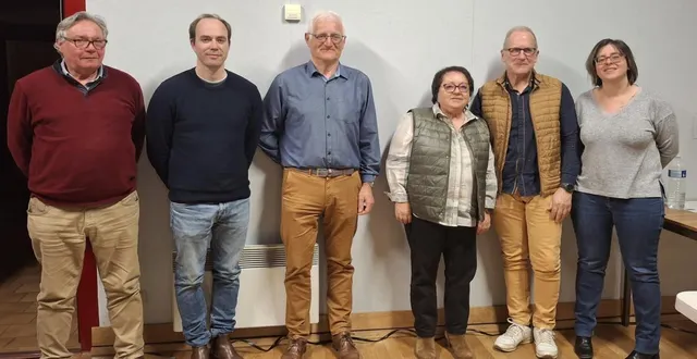 photo  michel briffault entouré des nouveaux adjoints : bertrand le lijours, vincent brochard, martine deldalle, jean-claude merienne, aurore gasnier. 