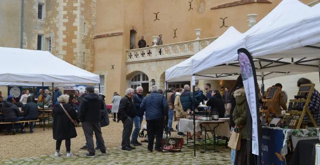 photo  le marché de producteurs locaux, dimanche, au château de courtanvaux.  &copy;  ouest-france 