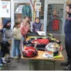 photo  les enfants à la découverte du métier de pompier. 