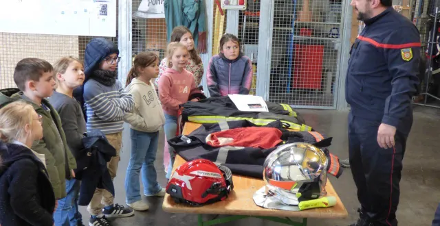photo  les enfants à la découverte du métier de pompier.  &copy;  ouest-france 